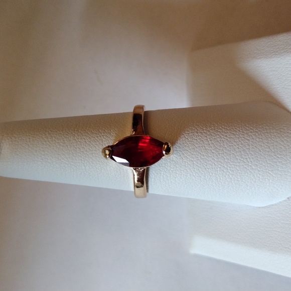 SOLD!! NWT Beautiful Boho Gold 7.5 Ring w Bright Red Zircon Stone!! - Picture 2 of 5